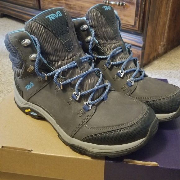 Teva hiking boots size 9 - Picture 2 of 6